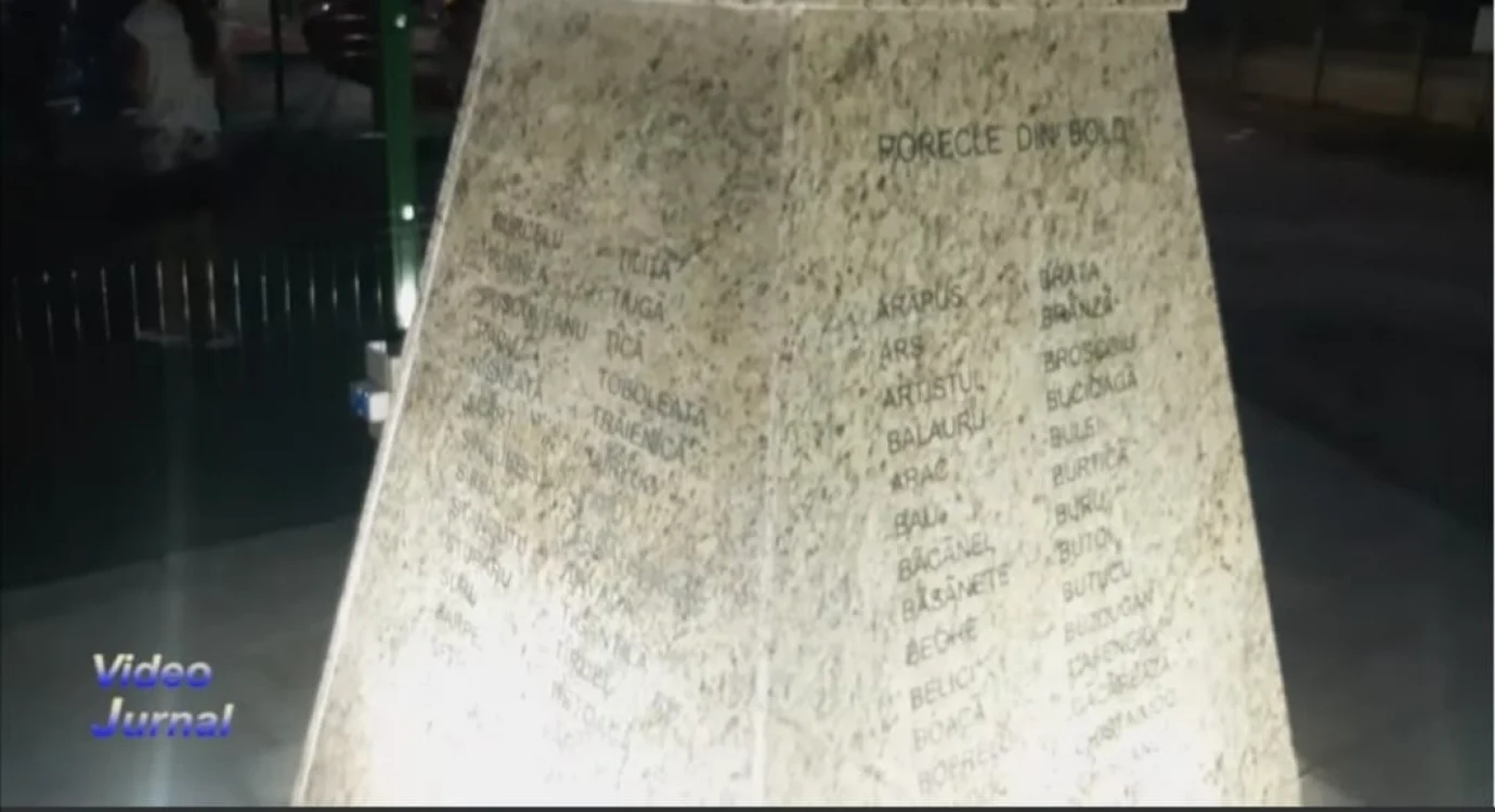 monumentul de la caracal pe soclul căruia au fost trecute poreclele locuiotorilor din cartier - foto facebook primăria municipiului caraca