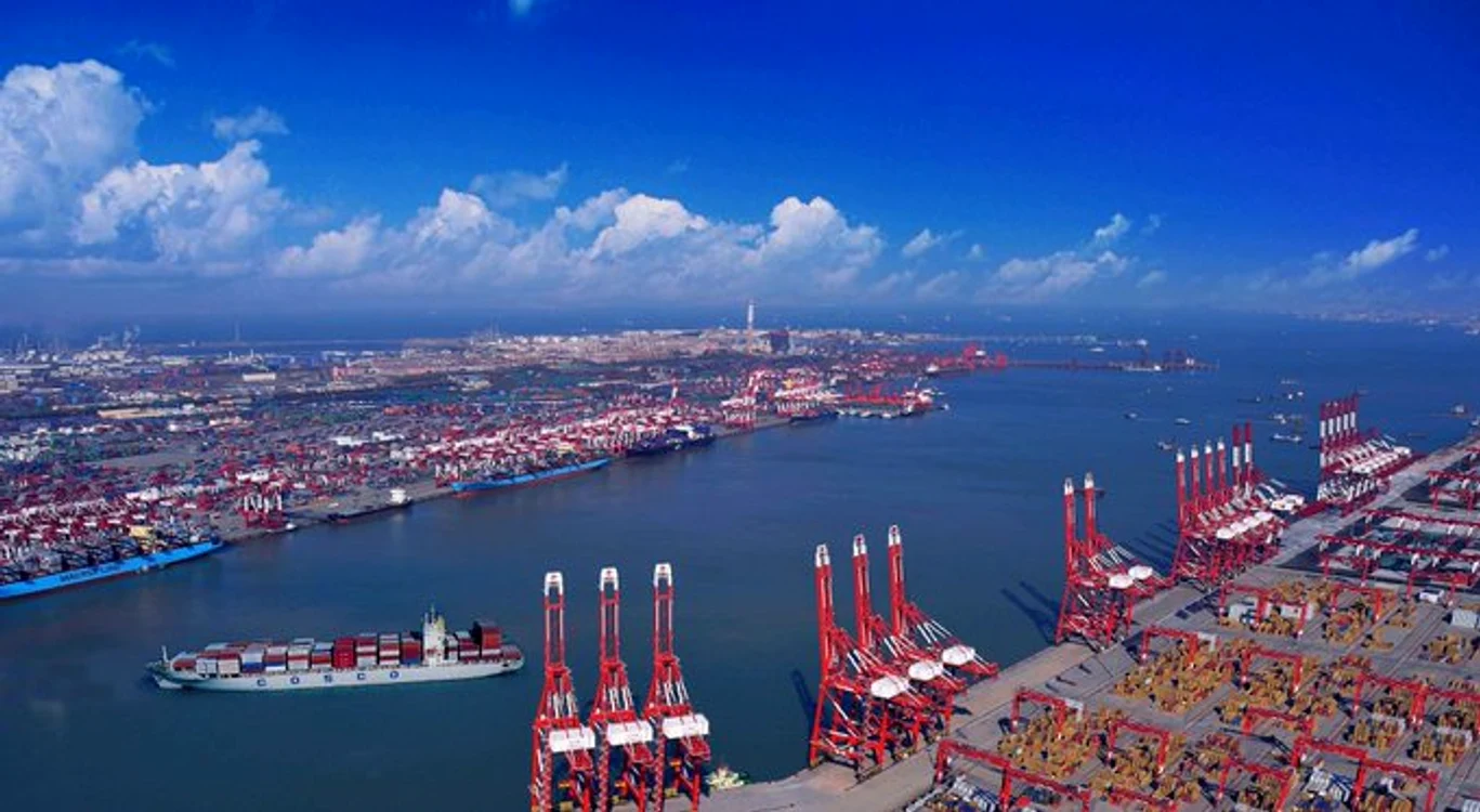 Un obiect neidentificat a fost observat survolând portul Qingdao FOTO TWITTER/ Visegrád 24