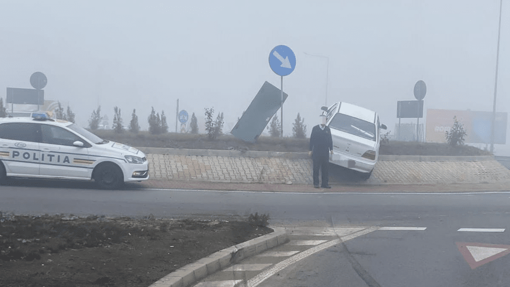 A „încălecat” cu mașina un sens giratoriu. Accidentul spectaculos, la ieșirea de pe centura Bacăului