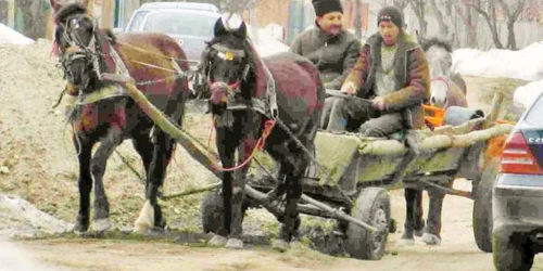 Strada Mugur. Pe partea dreaptă, a orăşenilor, trece un Mercedes, în timp ce partea stângă,  a „sătenilor“, este circulată de o căruţă 