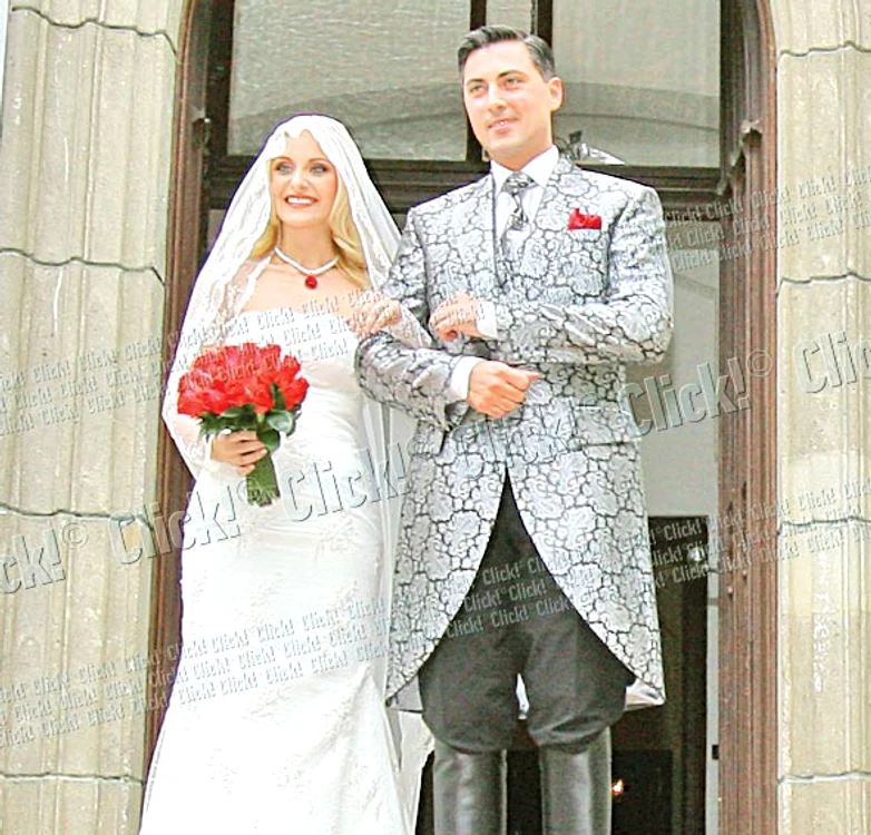 
    Alina Sorescu şi designerul  Alexandru Ciucu s-au cununat  duminică religios, iar petrecerea a  avut loc la Palatul Ştirbei  