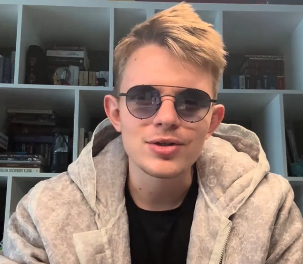 Fiul Laurei Vicol, inculpată în dosarul Nordis, sfidează românii pe TikTok: „Eu stau la Monaco, voi nu. Eu port geci de 5.000 de euro, voi nu”