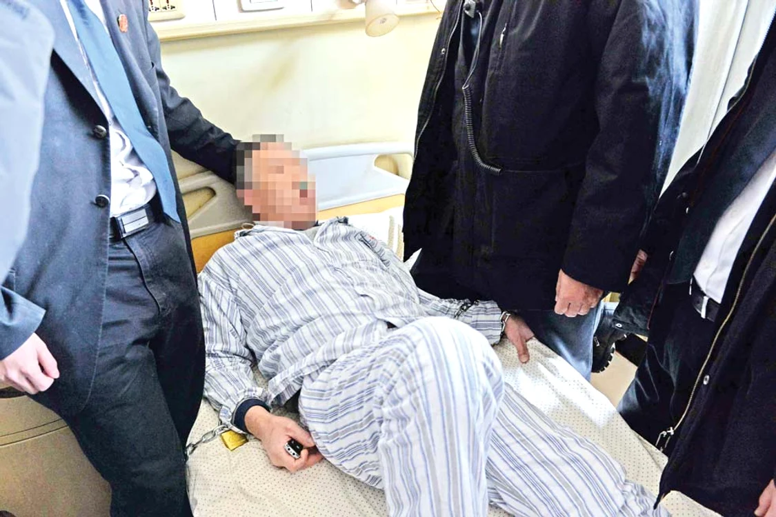 Este săltat din  patul de care s-a  legat cu lanţuri