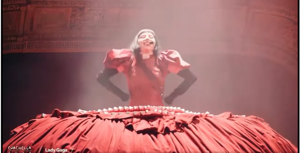 Spectacol uluitor susținut de Lady Gaga. „Ritualuri satanice” și o rochie spectaculoasă