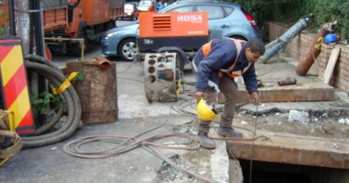 
    Muncitorii nu mai prididesc să repare conductele RADET care cedează din cauza staării precare  