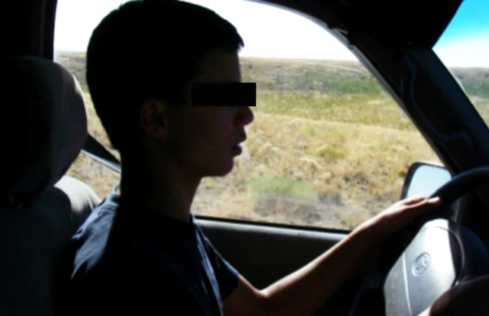 Copilul s-a plimbat cu maşina pe străzile din Râmnicu Sărat FOTO: Arhivă