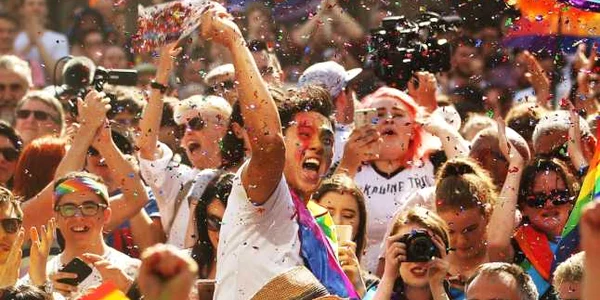 O mulţime de oameni sărbătoreşte după anunţarea rezulatelor votului pentru căsătoriile gay în Melbourne Australia FOTO Guliver / Getty Images / Scott Barbour