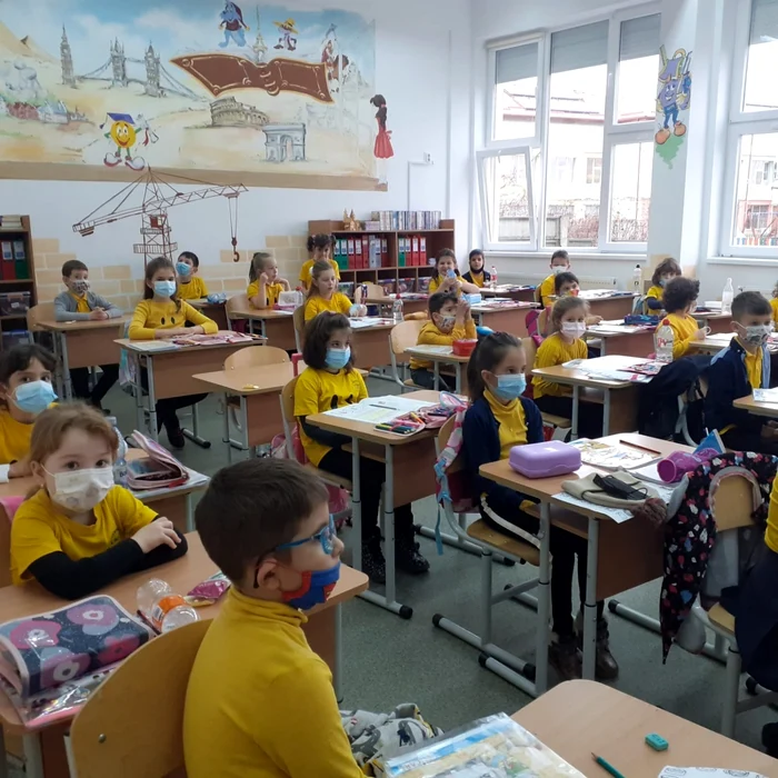 În scenariul galben, preşcolarii, elevii din învăţământul primar şi cei din clasele terminale, care susţin examene în vară, veneau la şcoală FOTO: arhiva