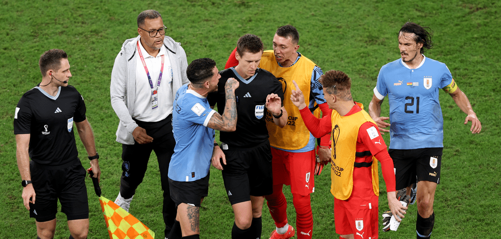Uruguayanul Gimenez riscă o suspendare istorică, după ce a lovit un comisar FIFA la Cupa Mondială VIDEO
