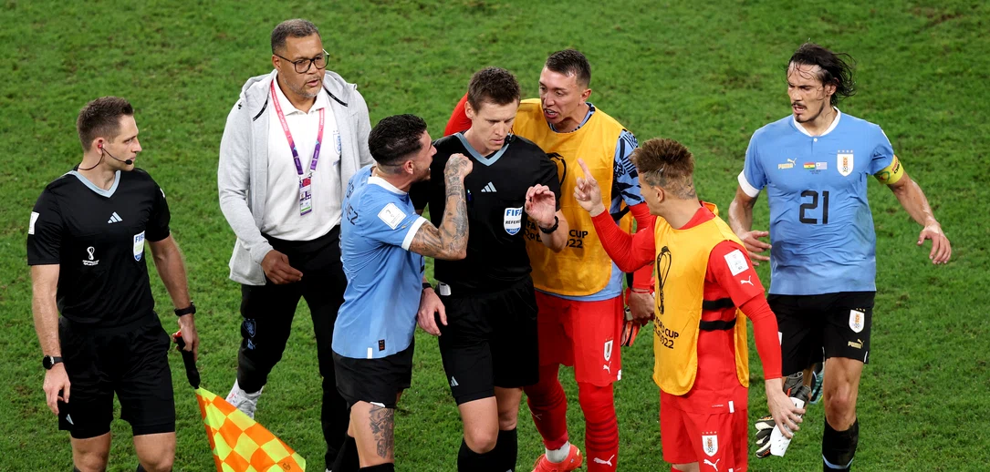 Gimenez și colegii săi l-au agresat pe arbitrul german. Foto Getty Images