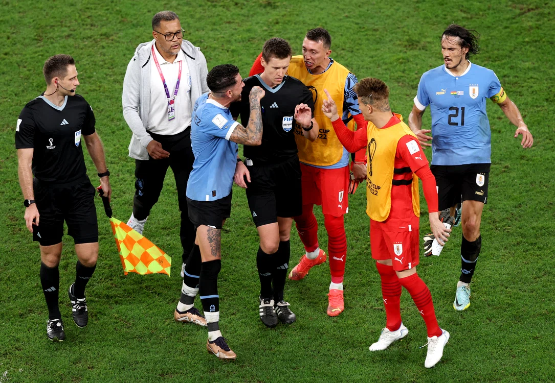 Jucătorii din Uruguay l-au încolțit pe arbitru la finalul meciului cu Ghana FOTO Profimedia