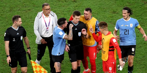 Jose Maria Gimenez la finalul partidei Uruguay Ghana se ceartă cu arbitrul Daniel Siebert. FOTO EPA EFE