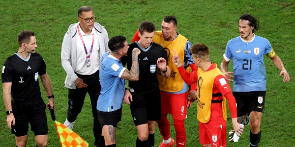 Jose Maria Gimenez la finalul partidei Uruguay Ghana se ceartă cu arbitrul Daniel Siebert. FOTO EPA EFE