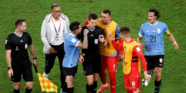 Jose Maria Gimenez la finalul partidei Uruguay Ghana se ceartă cu arbitrul Daniel Siebert. FOTO EPA EFE