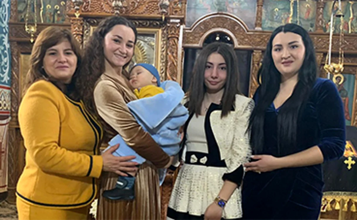 Ileana Grigoraş, alături de cele trei fiice, naşe ale micuţului creştinat la Costişa. Foto: Facebook