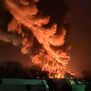 O rafinărie din Pskov a luat foc FOTO X / The Battlefield @TTheBattlefield