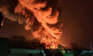 O rafinărie din Pskov a luat foc FOTO X / The Battlefield @TTheBattlefield