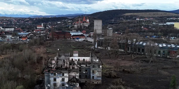 Locul fostului combinat din vecinătatea castelului Corvinilor Foto Daniel Guță ADEVĂRUL (10) JPG