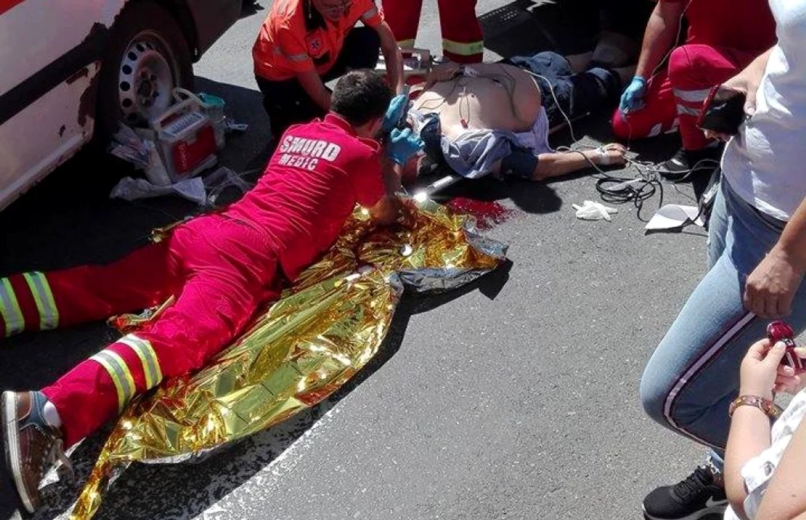 Victima a primti îngrijiri medicale de la SMURD FOTO Facebook/ Esti din Iasi Dacă /Mitru DBB