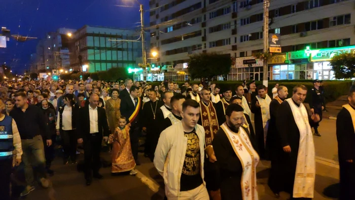 Aproximativ 3.000 de persoane au participa la procesiunea religioasă Foto: Primăria Târgu Jiu