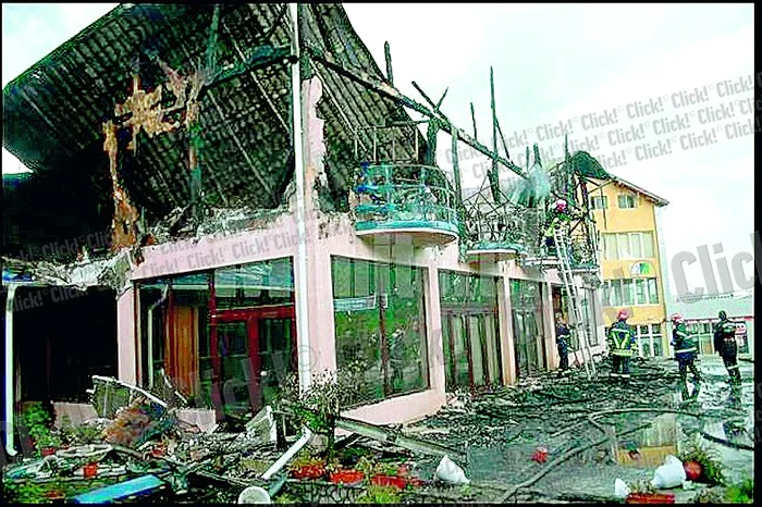 Poliţiștii cred că Mândrilă a incendiat blocul din localitatea Broșteni (Fotografii: Sandrinio Neagu)