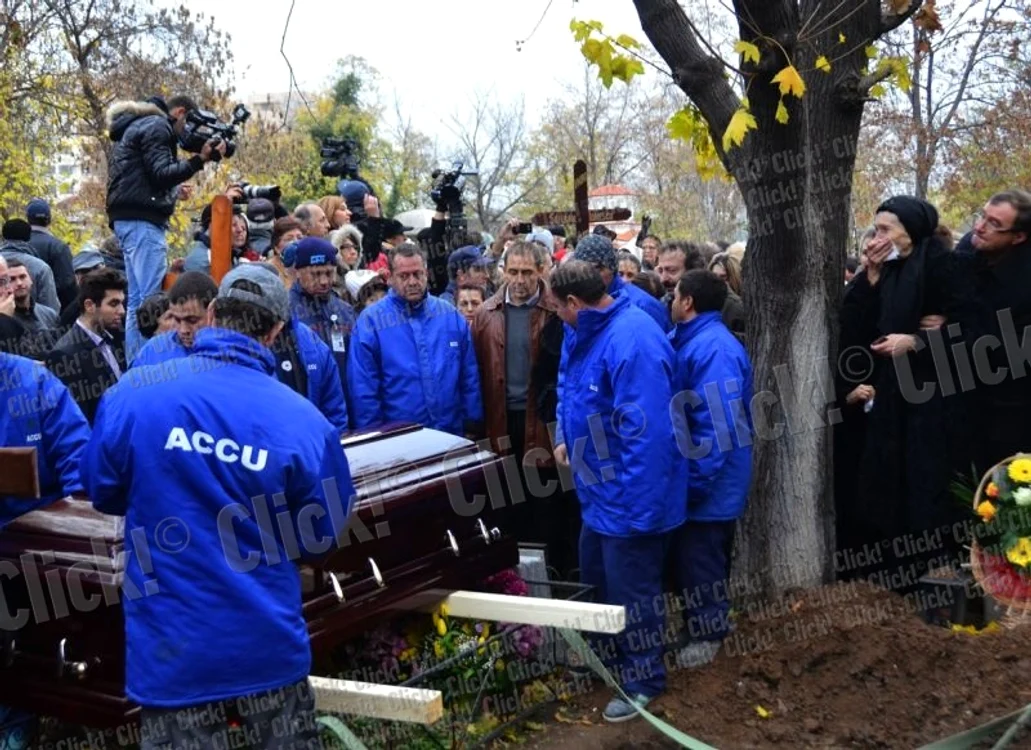 
    Înmormântarea lui Şerban Ionescu, la Cimitirul Bellu din Bucureşti. (Foto: Cezar Preda)  