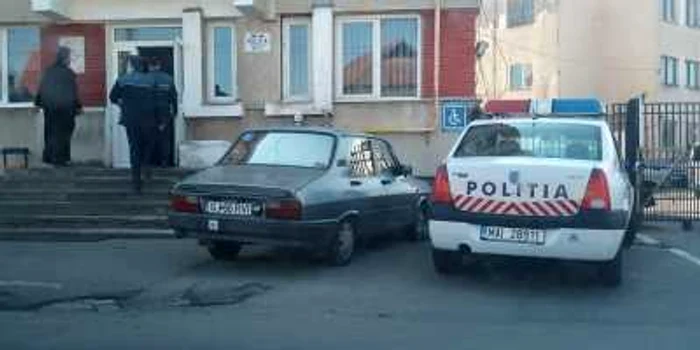 Maşina de poliţie, parcată pe un loc pentru persoane cu handicap