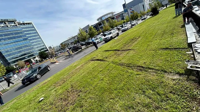 Vehiculul care s-a răsturnat a derapat pe spațiul verde, de unde s-a răsturnat peste pasaj