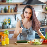 Femeie nervoasa- cutit bucatarie - castravete FOTO Shutterstock