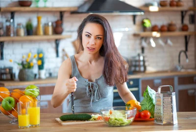 Femeie nervoasa- cutit bucatarie - castravete FOTO Shutterstock