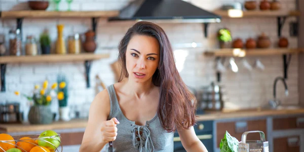 Femeie nervoasa- cutit bucatarie - castravete FOTO Shutterstock