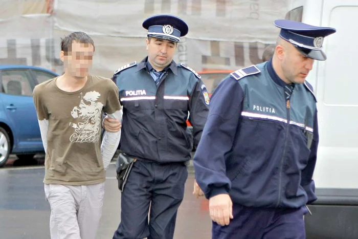 Tânărul a fost reţinut și audiat de procurori ore bune