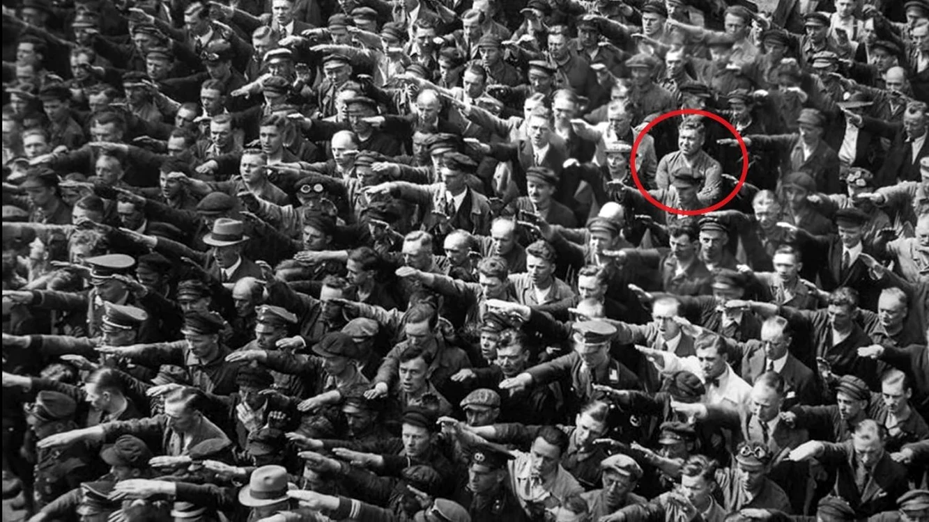 August Landmesser, omul care a refuzat să-l salute pe Hitler / Foto: Captură video