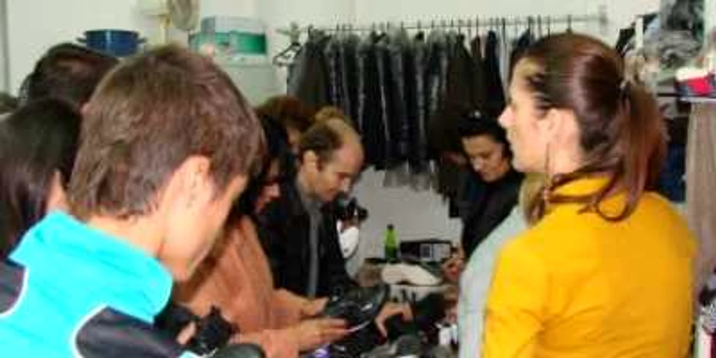 Târgu-Jiu: Zeci de persoane s-au îngrămădit în această dimineaţă la magazinul de mărfuri confiscate