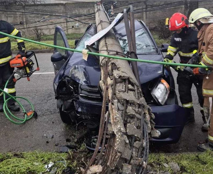 Șoferul a rupt un stâlp de electricitate, ce s-a prăbușit peste mașină. FOTO: Observatorul Prahovean