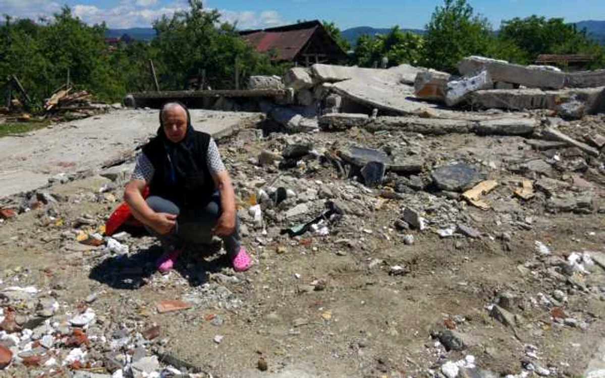 97 de familii din Prahova vor primi ajutoare în bani pentru reconstrucţia caselor afectate de ploi