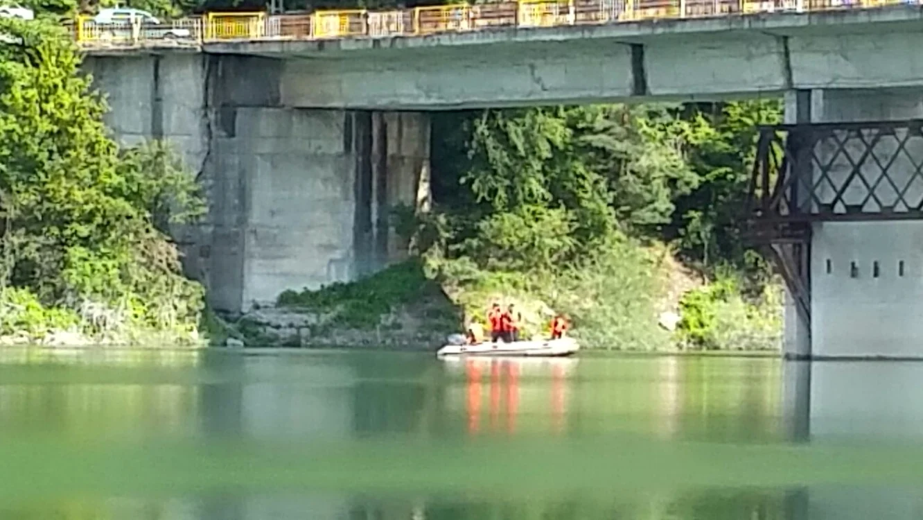 Tânăra a fost găsită de pompieri în apă, dar agăţată de pilonul viaductului de la Paltinu