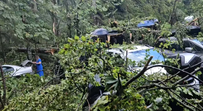 O furtună de câteva zeci de minute a făcut prăpăd în Sinaia. Sursă foto: Facebook/Meteoplus