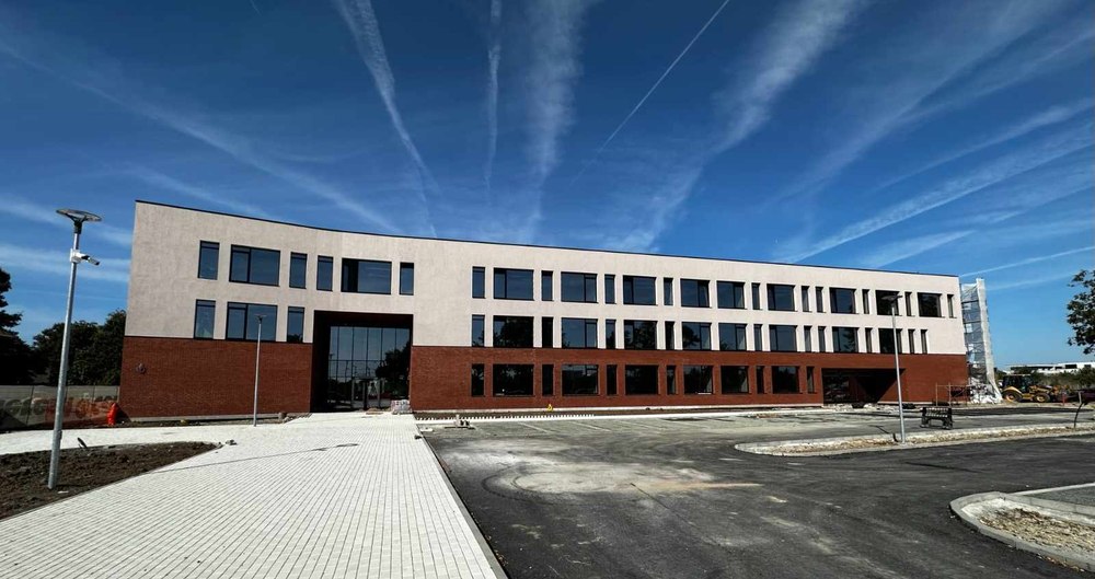 Școala Britanică din Timișoara își extinde campusul. Clădirea ultramodernă a fost construită în timp-record FOTO