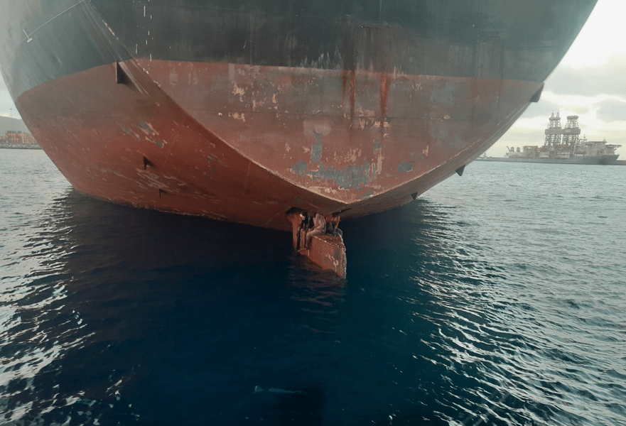 Trei migranți au călătorit din Nigeria în Insulele Canare pe cârma unui vas petrolier FOTO