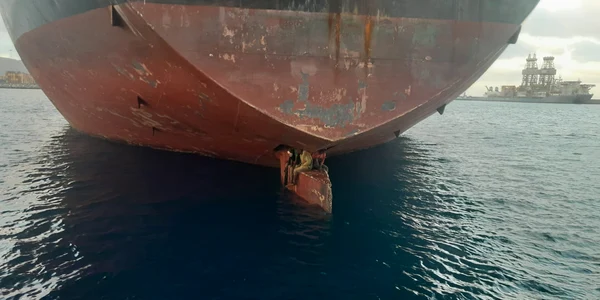Trei pasageri clandestini din Nigeria au ajuns în Insulele Canare, după o călătorie de 11 zile pe cârma unui petrolier. FOTO Profimedia