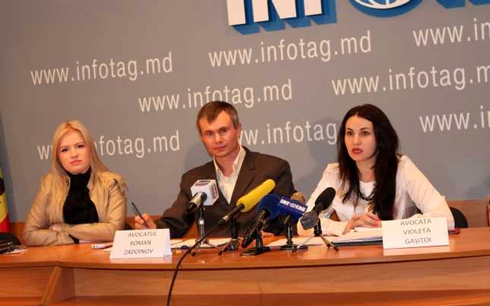 Avocaţii care au reprezentat-o pe mama împiedicată să-şi vadă copilul.