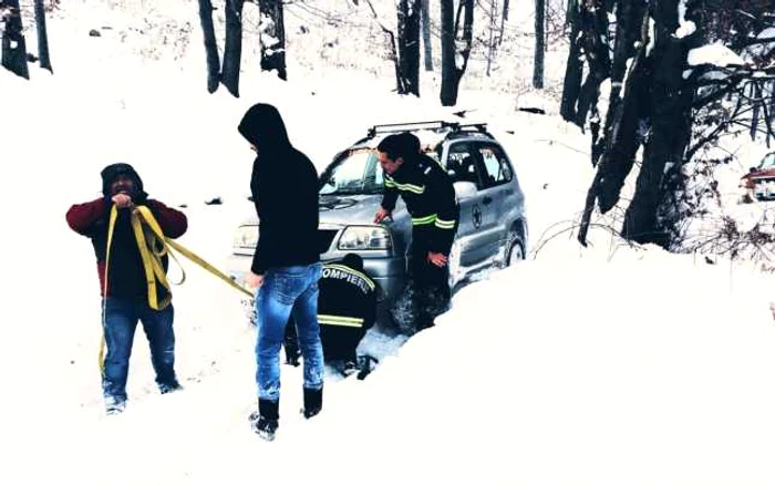 Ofiţerii ISU Gorj şi pasionaţi de offroad au ajuns cu greu la călugări FOTO: ISU Gorj