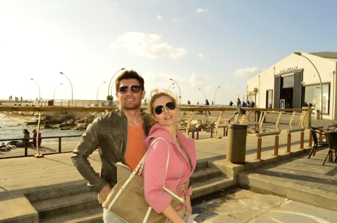 
    Laura Cosoi a fost în vacanţă în Israel, alături de iubitul ei, Cosmin Curticăpean (foto: arhiva personală)  