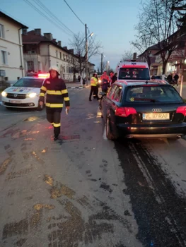 Straniu accident pe o străduţă de cartier din Râmnicu Vâlcea soldat cu trei victime dintre care una încarcerată Foto ISU Vâlcea