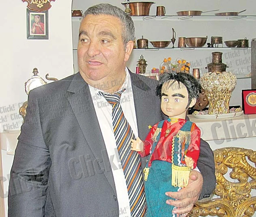 Păpuşa a fost lansată de ziua regelui Cioabă
