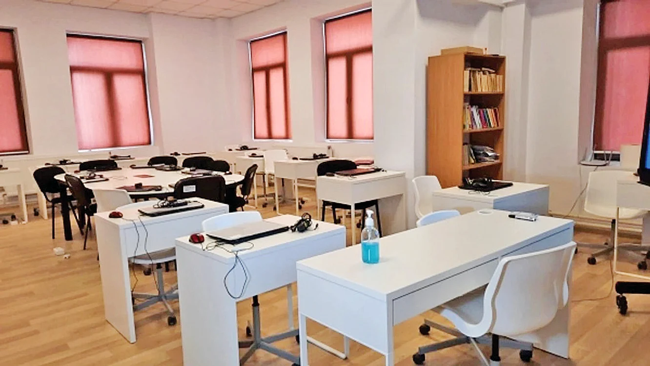 Zeci de laptop-uri pentru elevi