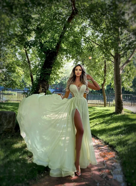 Bianca Drăgușanu  știe să impresioneze  cu rochia aleasă. Fotografii: Profimedia, Facebook 