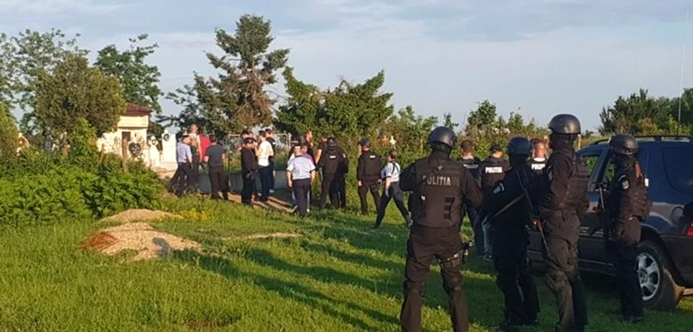 
    Echipe întregi de mascați, agenți și jandarmi îl caută pe criminalul colegului lorFotografii: opiniatimisoarei.ro/Poliția Română  