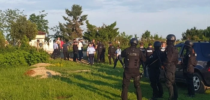 
    Echipe întregi de mascați, agenți și jandarmi îl caută pe criminalul colegului lorFotografii: opiniatimisoarei.ro/Poliția Română  